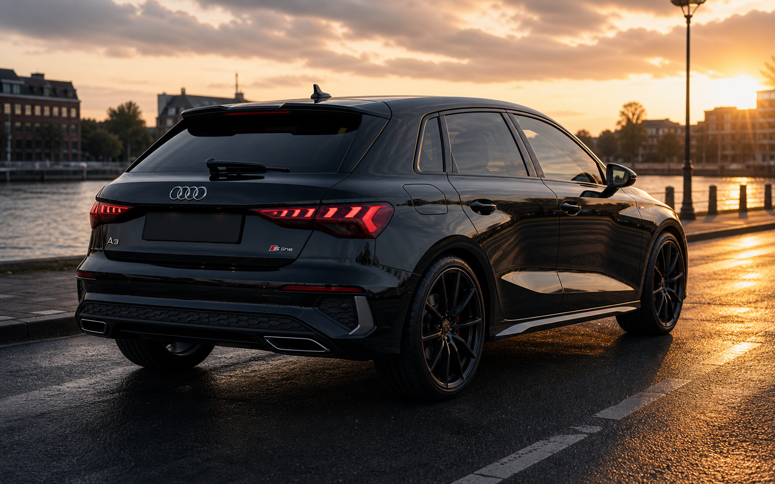 Zwarte Audi A3 S line schuin van achteren